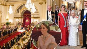 Setkání dvou královských párů v Británii: Vévodkyně Kate na pompézní státní večeři oblékla odvážný model!