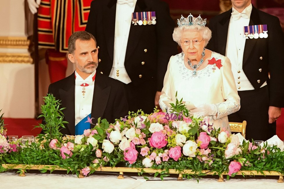 Španělský král Felipe s britskou královnou