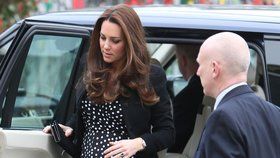 Kate v těhotenských puntíkatých šatech vypadala báječně.