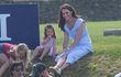 Vévodkyně Kate s dětmi venku
