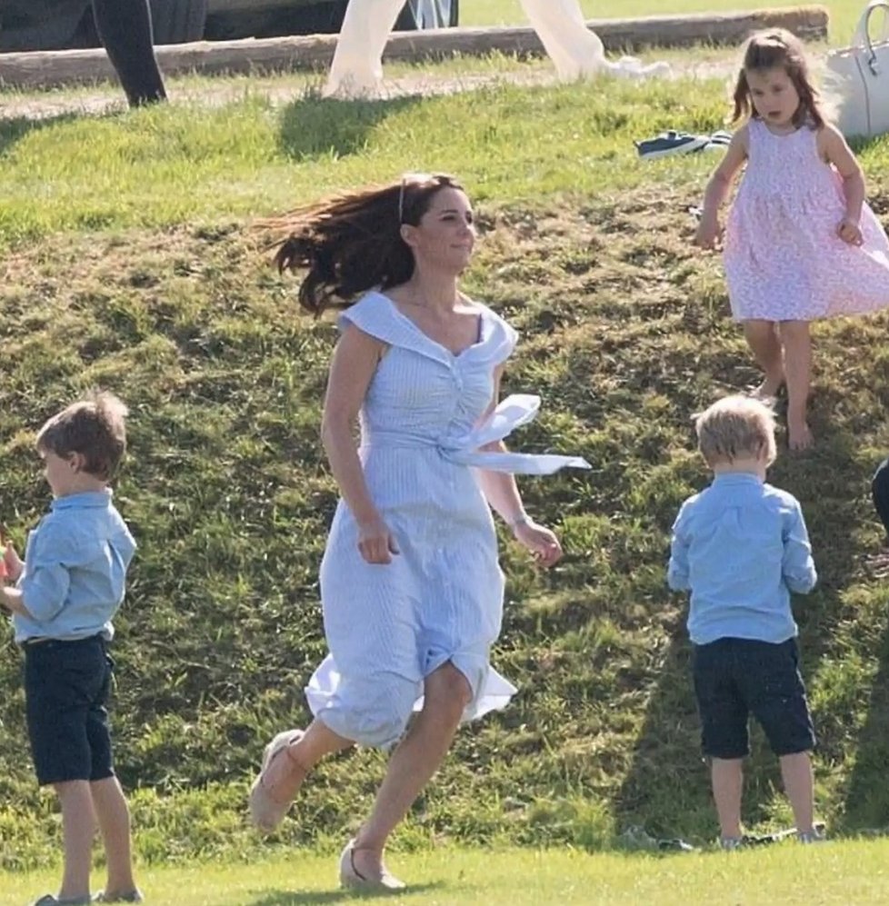 Vévodkyně Kate s úsměvem běžela