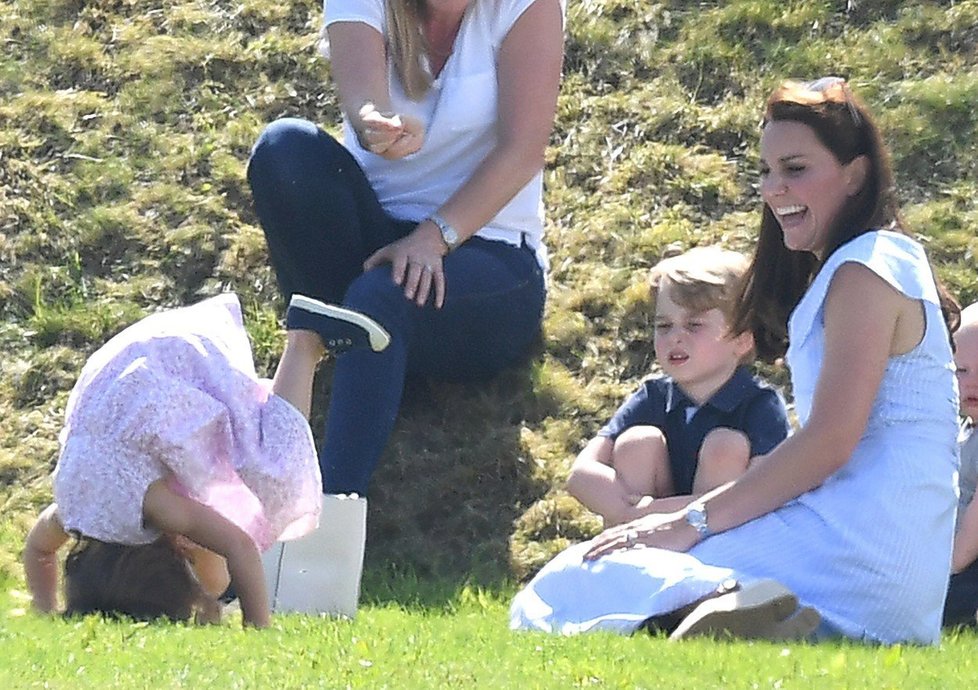 Vévodkyně Kate s dětmi venku: Princezna Charlotte stála na hlavě.