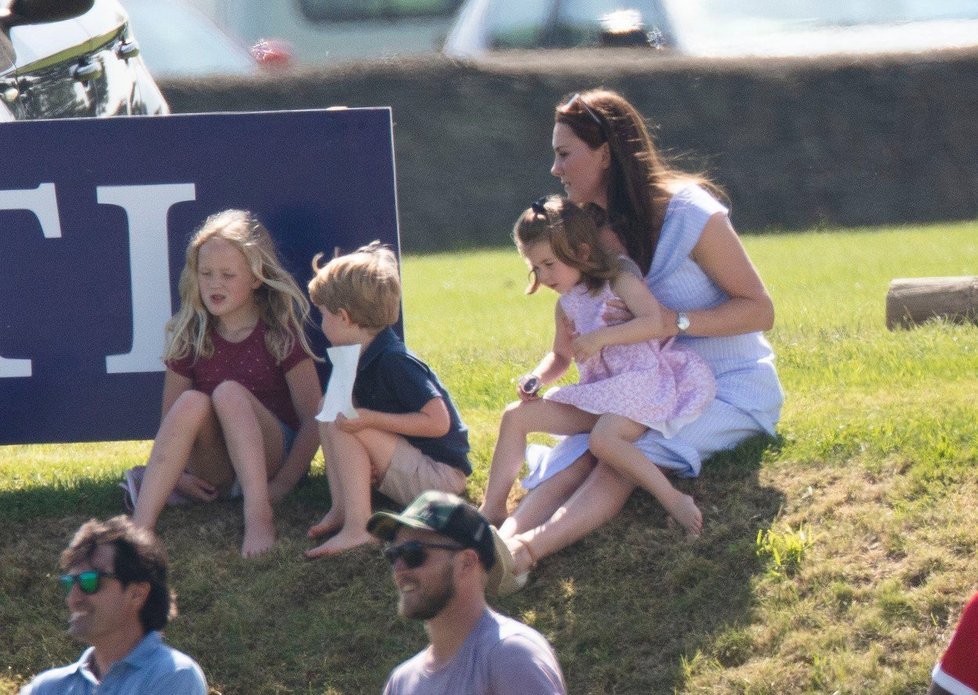 Vévodkyně Kate s dětmi venku