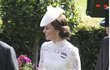 Vévodkyně Kate upoutala na dostihu v Ascottu průsvitnými šaty.