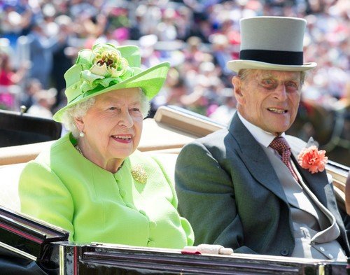 Královna Alžběta po boku manžela Philipa