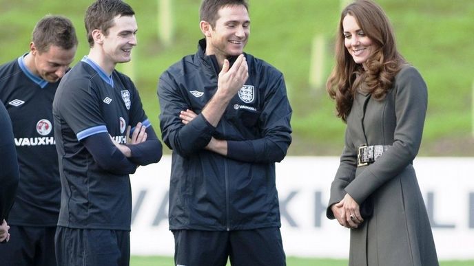 Vévodkyně Kate hovoří s hráči anglické fotbalové reprezentace, ilustrační foto