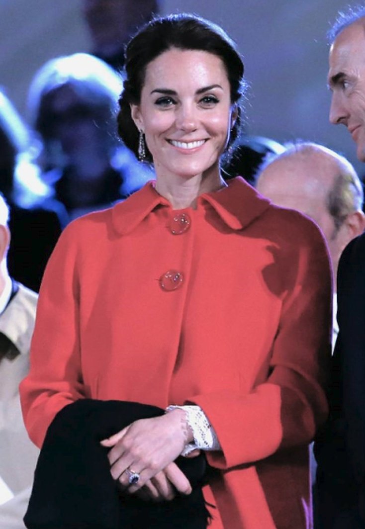 Vévodkyně se nebojí kombinovat levnější kousky s těmi dražšími. Na sobě má šaty značky Dolce & Gabbana, které zakryla červeným kabátkem ze Zary, který vyšel zhruba na 1 500 Kč.