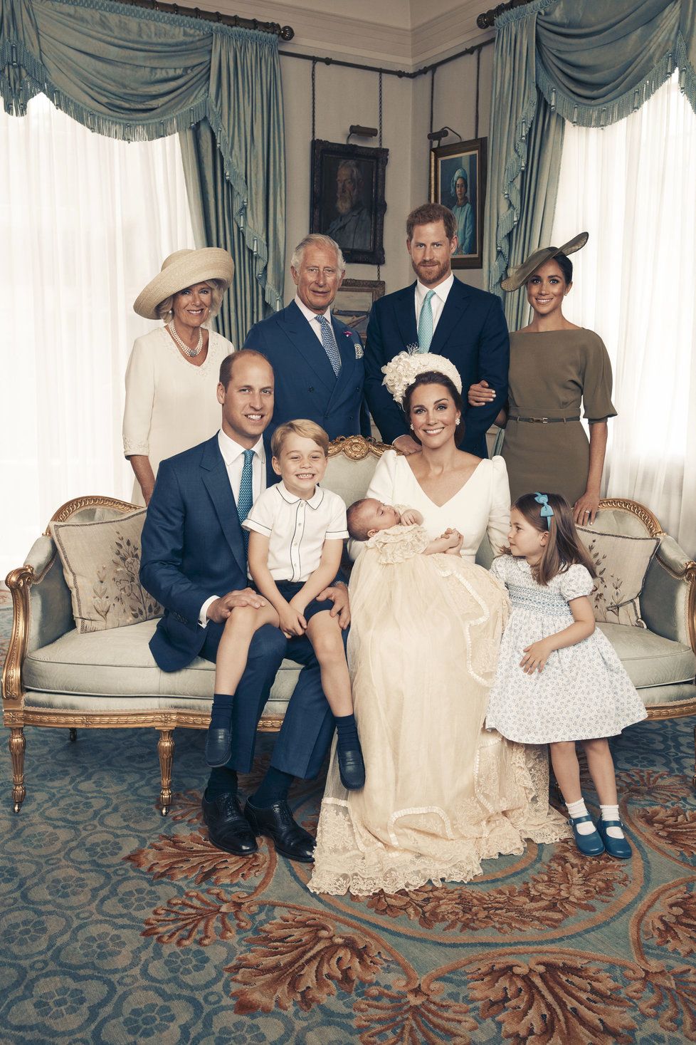 Královská rodina na oficiální fotografii ze křtu prince Louise