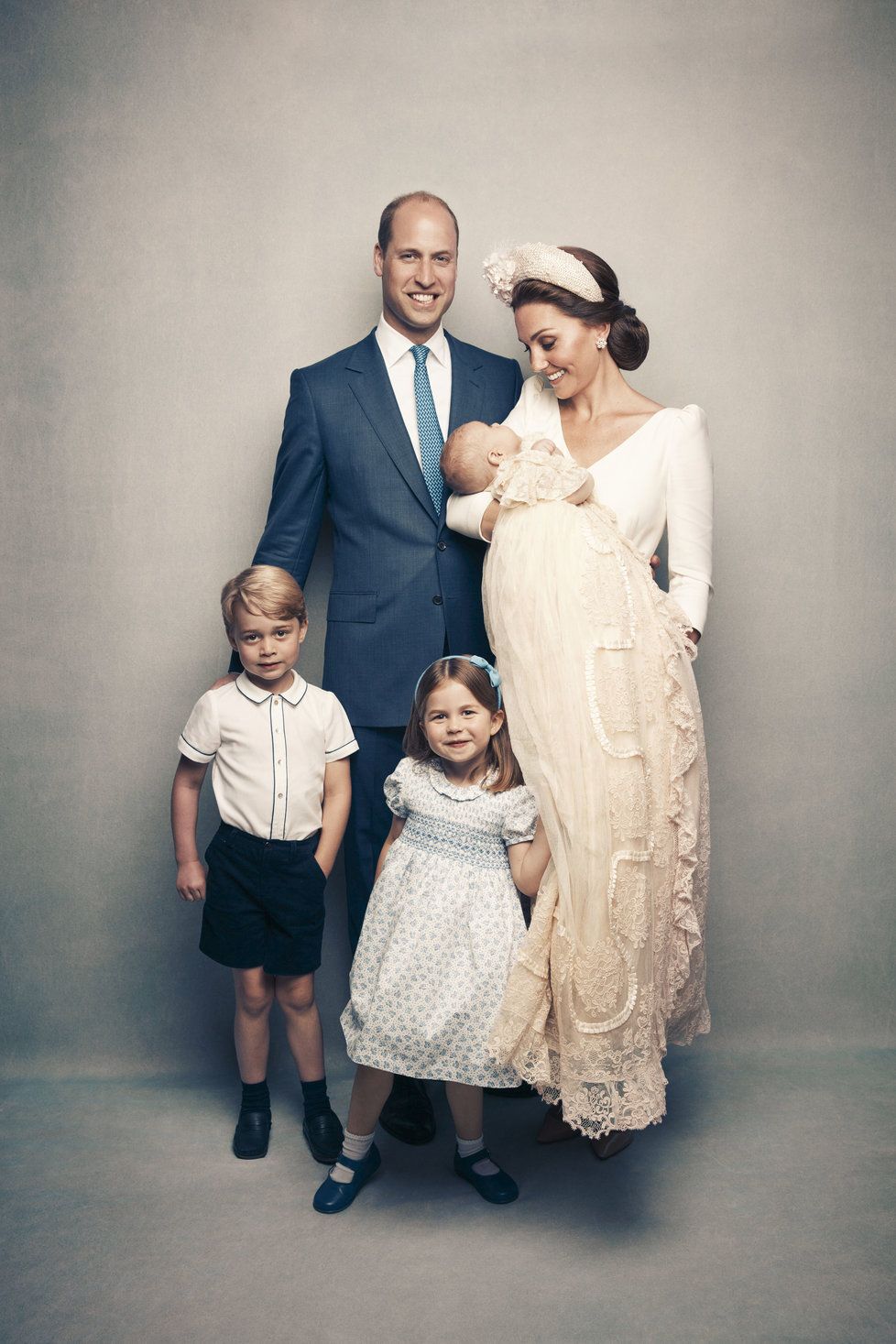 Oficiální fotografie ze křtu prince Louise: Princ William, vévodkyně Kate, princ George, princezna Charlotte a princ Louis v náručí maminky