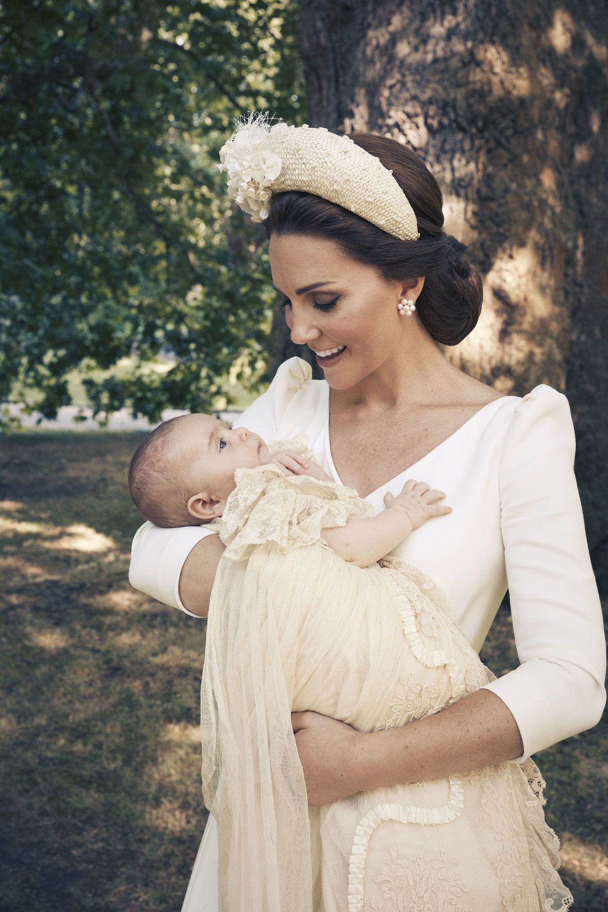 Šťastná maminka Kate s malým Louisem v náručí během focení jeho křtin