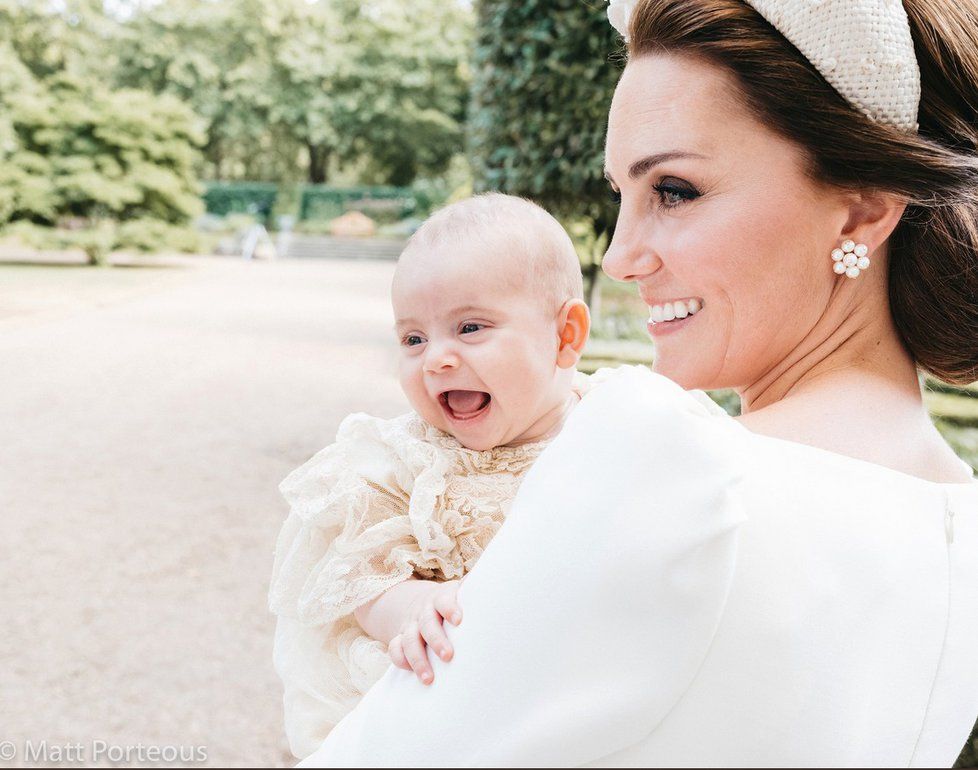 Vévodkyně Kate s řehtajícím se princem Louisem na jeho křtinách