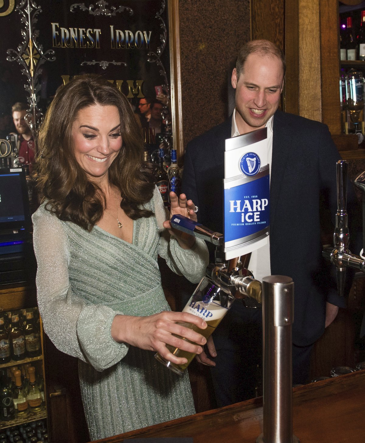 Kate a William čepovali pivo.