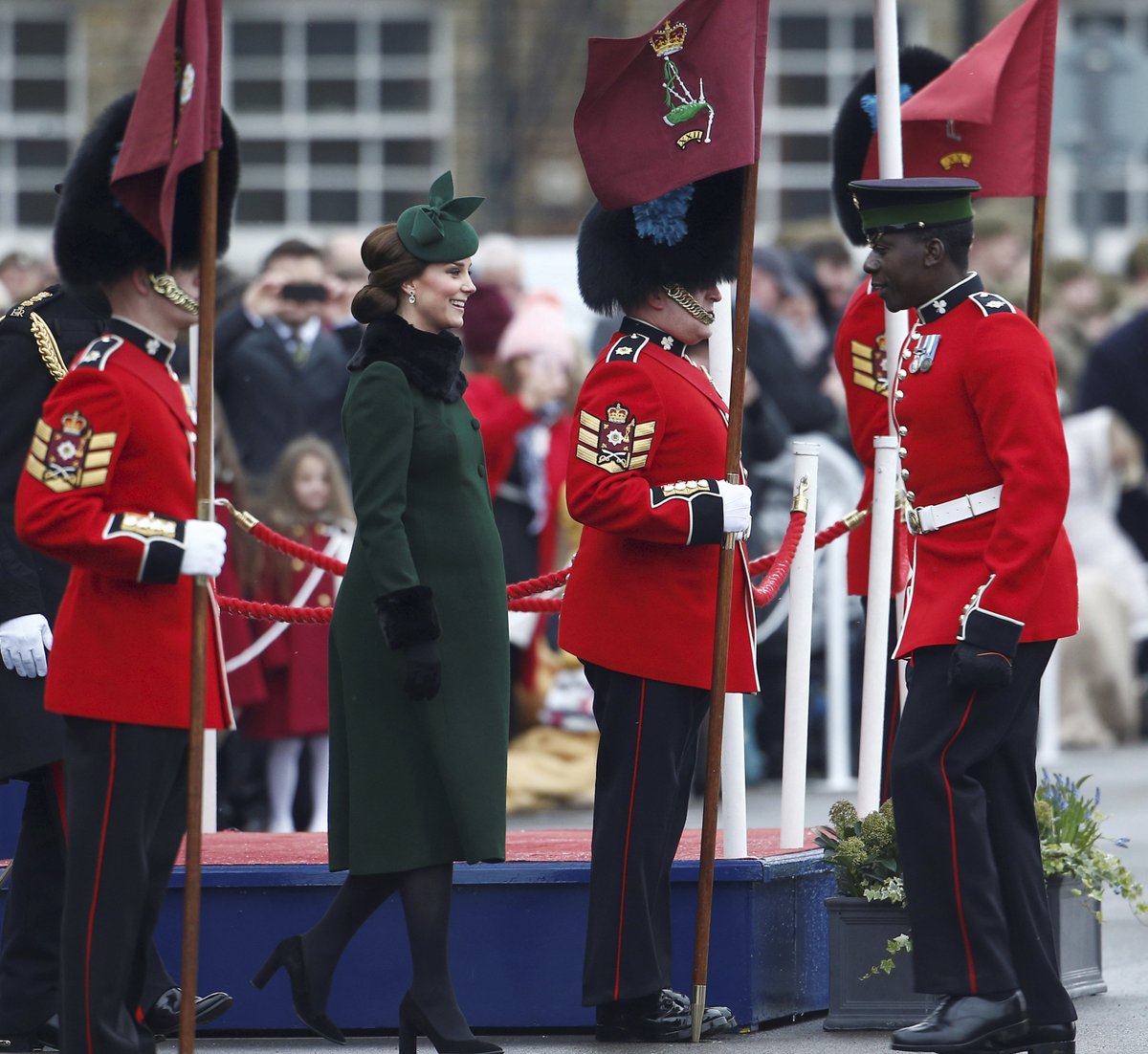 Královský pár slavil den sv. Patrika: Vévodkyně Kate v úplém kabátku ukázala těhotenské bříško