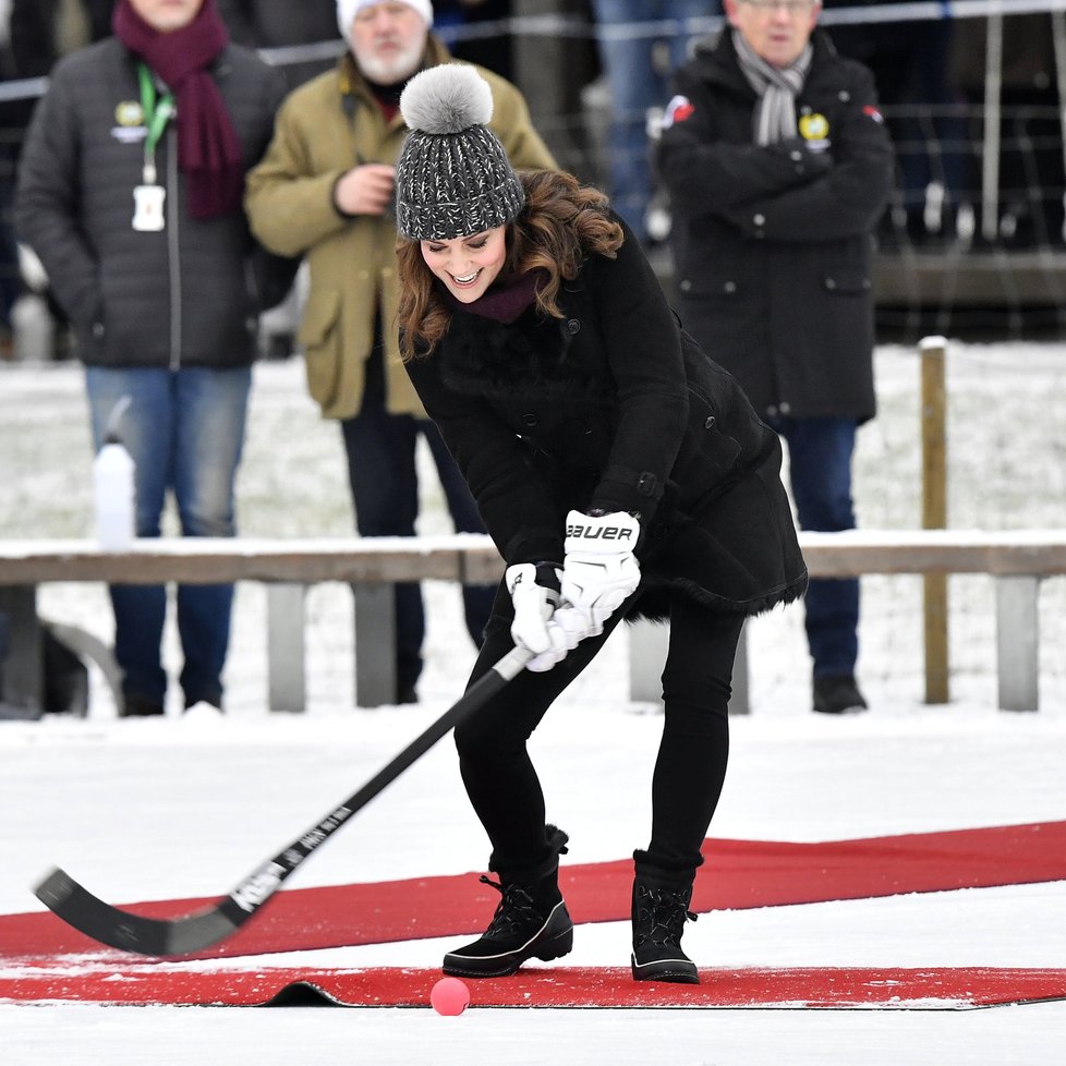 Krásná Kate se při bandy hokeji bavila doslova královsky.