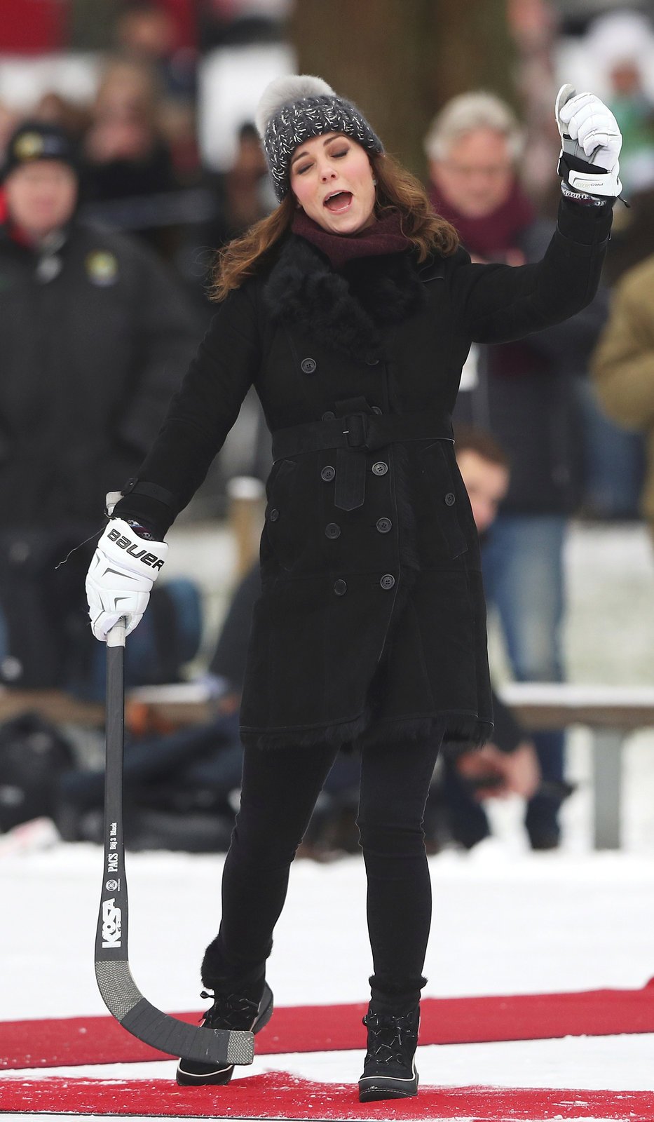 Krásná Kate se při bandy hokeji bavila doslova královsky.