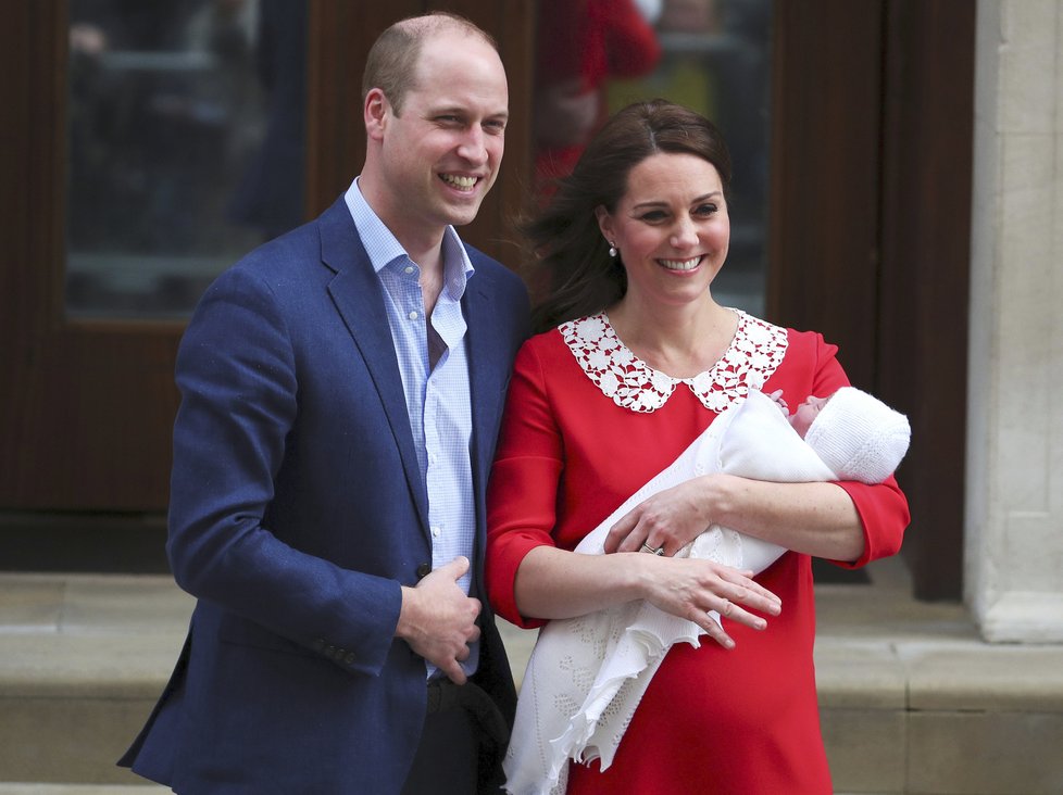 Vévodkyně Kate poprvé vyšla z porodnice po porodu třetího potomka, nejmladšího synka.