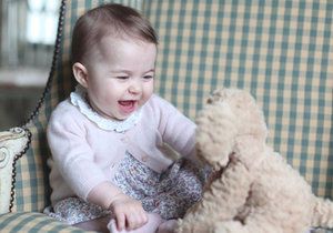 Královská rodina zveřejnila nové snímky princezny Charlotte.
