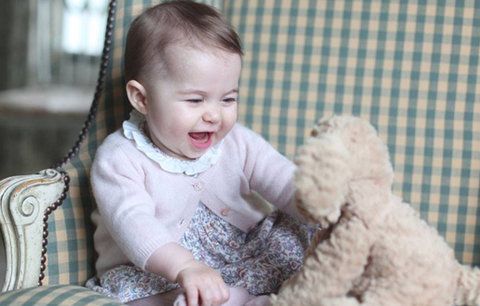 Její královská roztomilost: William a Kate zveřejnili nové snímky princezny Charlotte