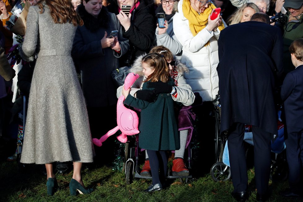 Královská rodina na vánoční mši: Hlavní hvězdou princezna Charlotte