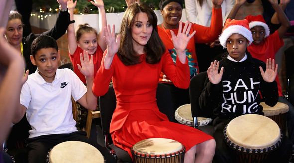 Prosinec 2015: Vévodkyně Kate si v centru pro děti s mentální poruchou zabubnovala píseň We Will Rock You.