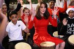 Vévodkyně Kate si v centru pro děti s mentální poruchou zabubnovala píseň We Will Rock You.