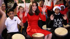 Vévodkyně Kate si v centru pro děti s mentální poruchou zabubnovala píseň We Will Rock You.