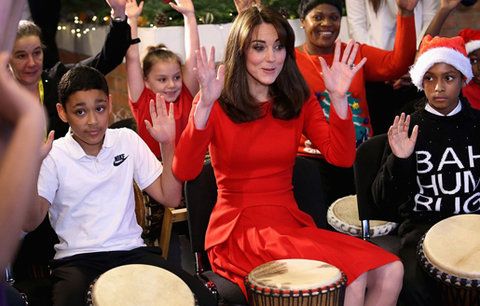 Královská bubenice: Vévodkyně Kate to rozjela v centru pro nemocné děti