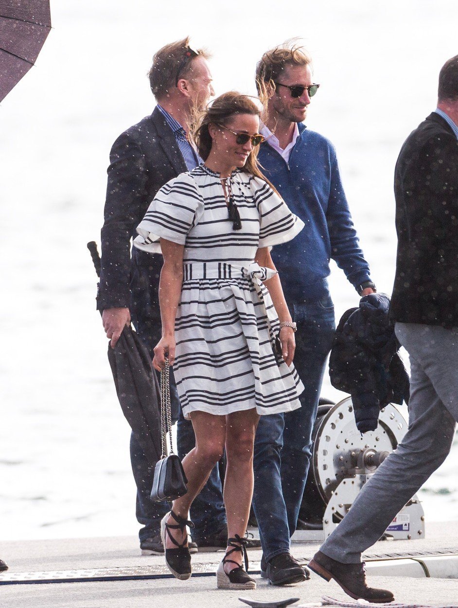 Pippa Middleton na líbánkách v šatech návrhářky Kate Spade.