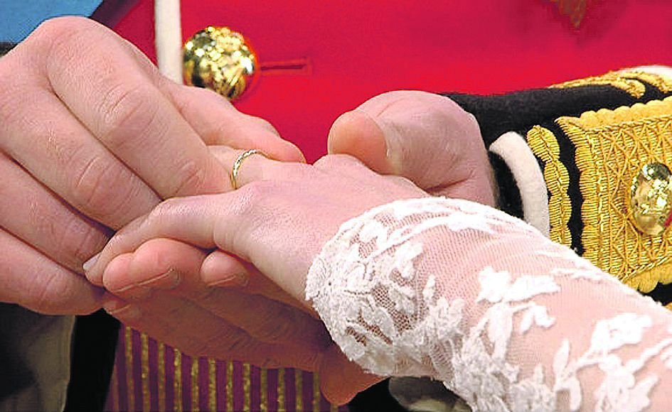 Snubní prsten (prostý, jak velí tradice v královské rodině, kroužek z velšského zlata). Cena: neznámá