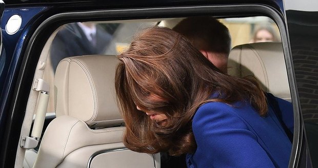 Těhotná vévodkyně Kate vystupuje z auta