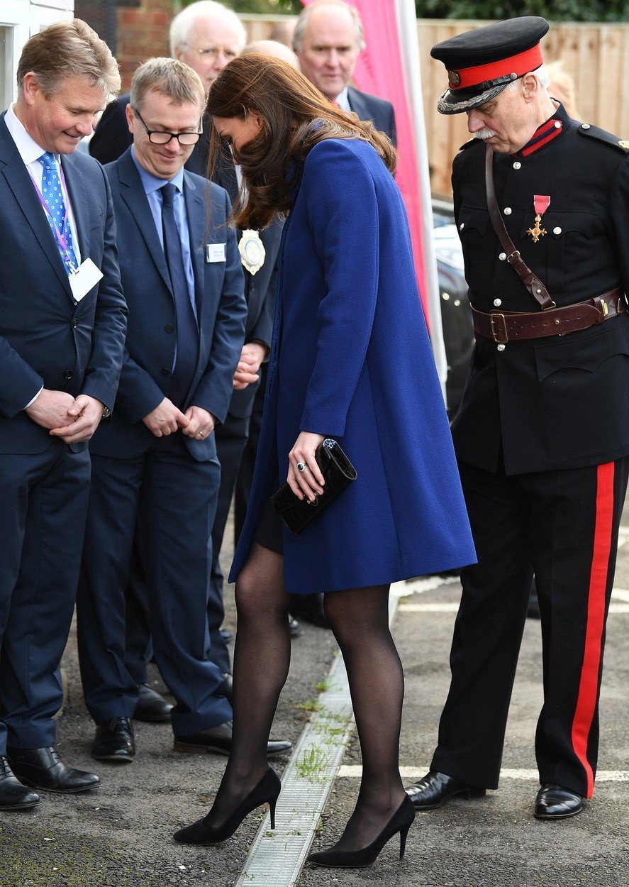 Těhotné vévodkyni Kate se zasekl podpatek