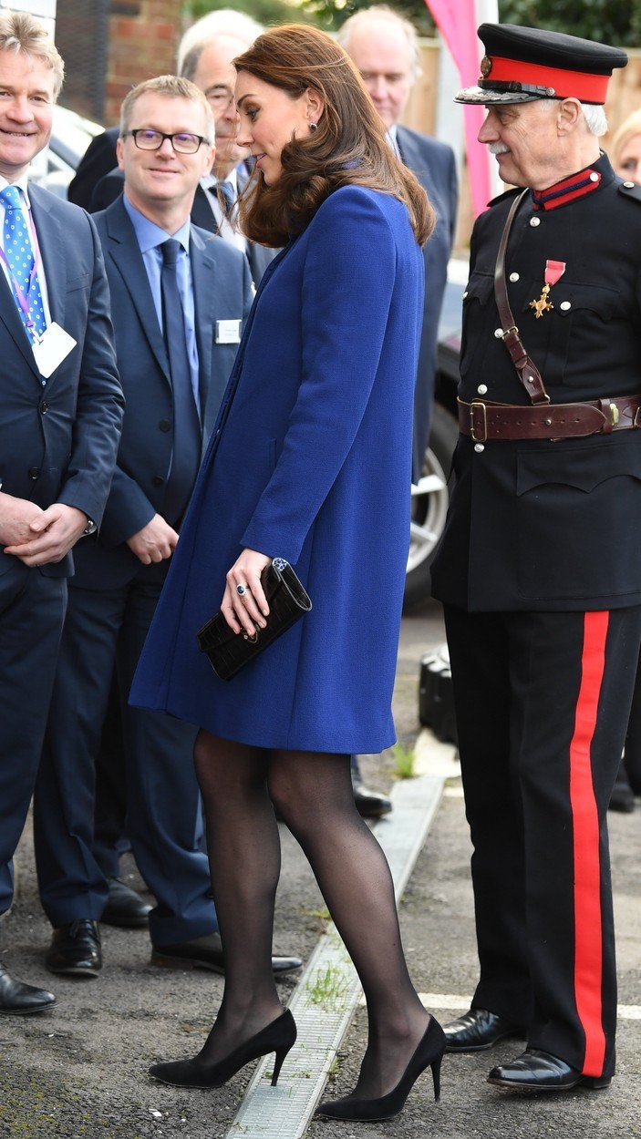 Těhotné vévodkyni Kate se zasekl podpatek.