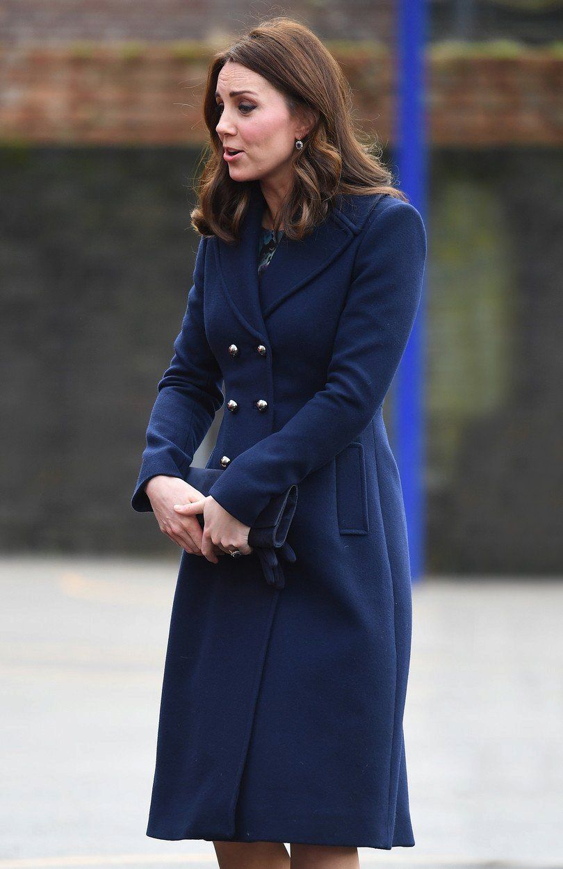 Vévodkyně Kate si držela kabelku před břichem