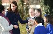 Vévodkyně Kate se při návštěvě školy seznámila i s psem Bearem, který je trénován, aby se stal terapeutickým pomocníkem.