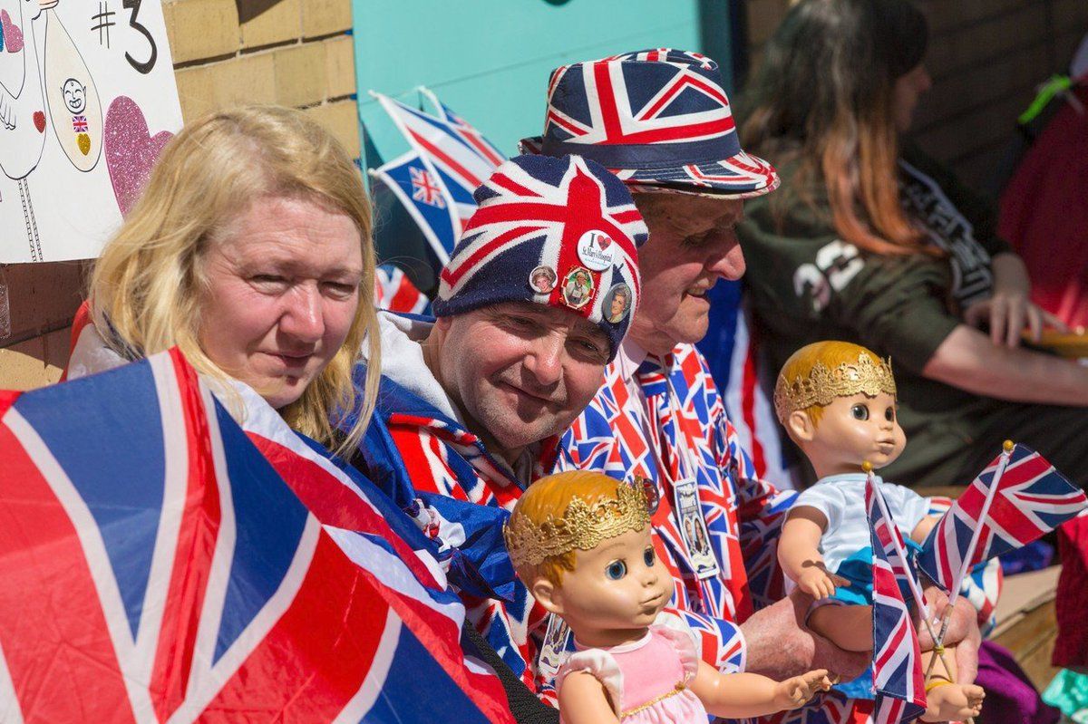 Fanoušci královské rodiny přespávají před nemocnicí a očekávají na příchod královského potomka