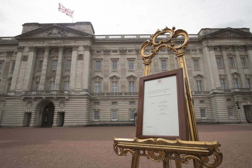 Buckinghamský palác oznámil tradičním způsobem narození syna Kate a Williama