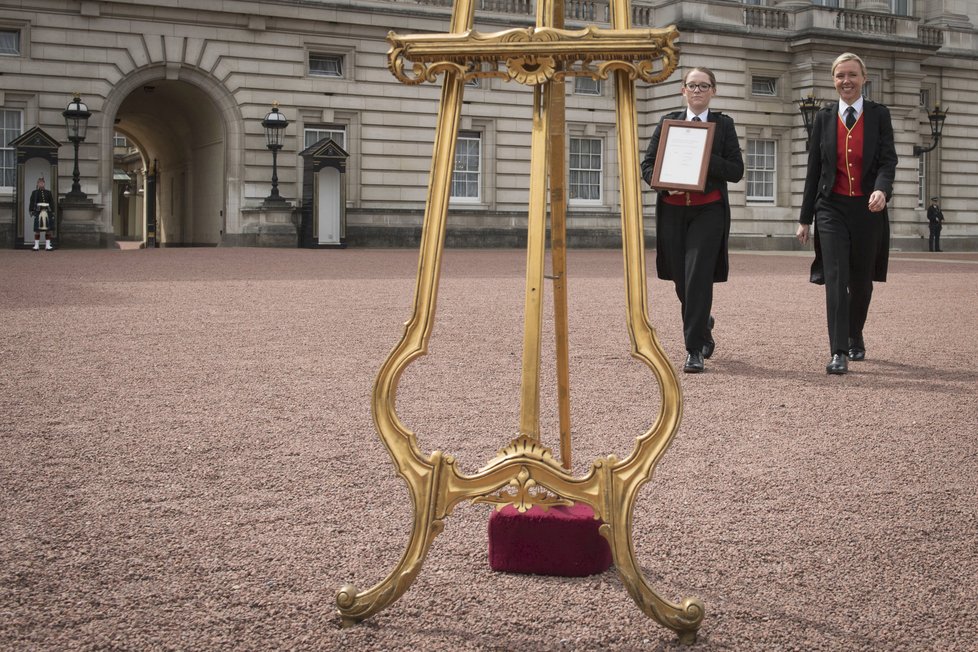 Buckinghamský palác oznámil tradičním způsobem narození syna Kate a Williama.