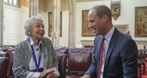Princ William si povídá s důchodkyní. Ta mu radila i ohledně nevolností jeho ženy Kate.