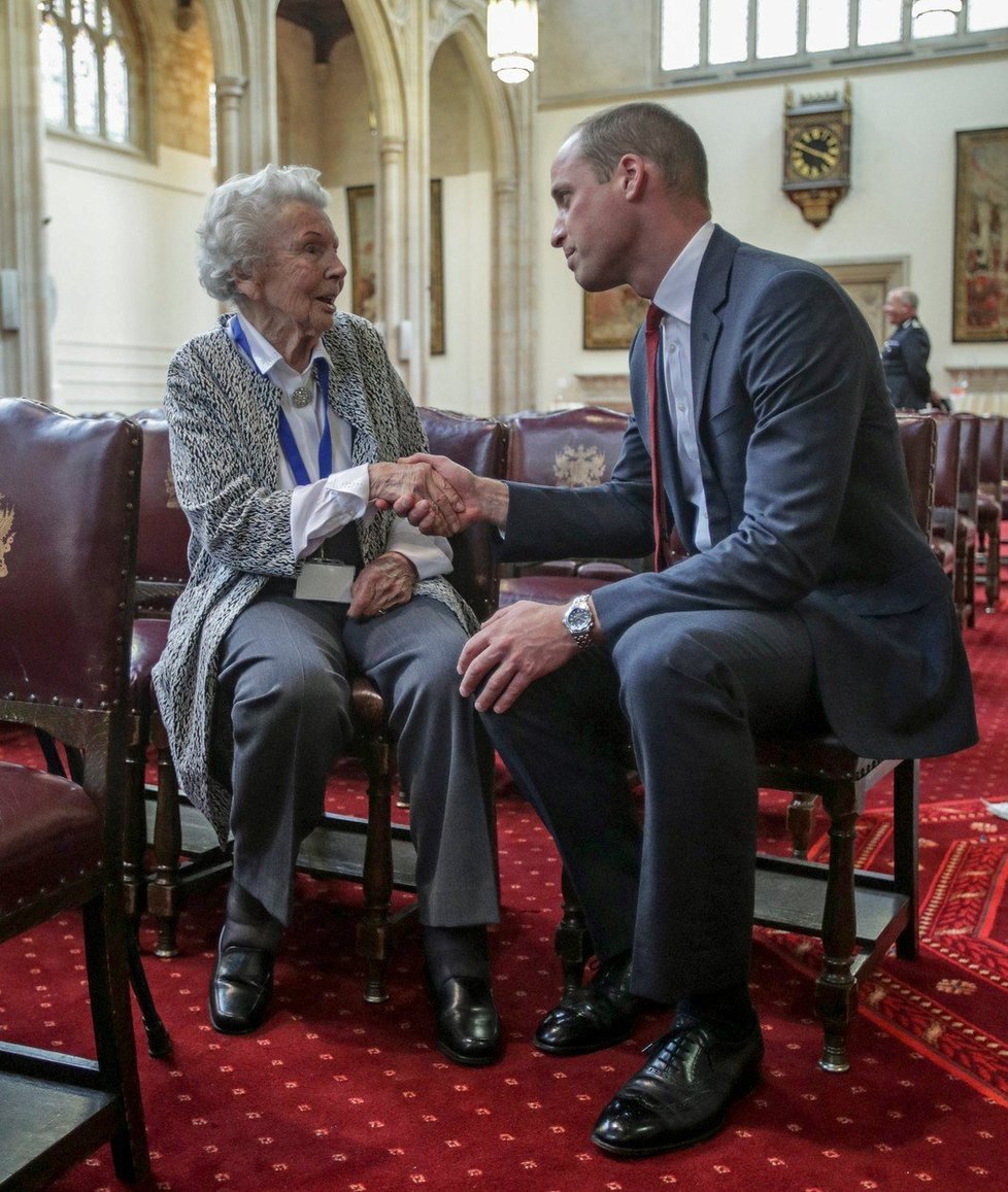 Princ William si povídá s důchodkyní. Ta mu radila i ohledně nevolností jeho ženy Kate.