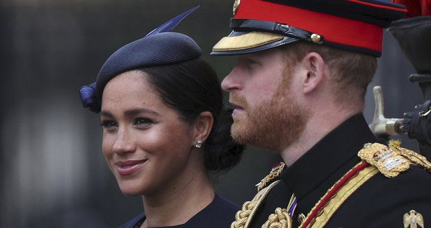 Vévodkyně Meghan a princ Harry na oslavách královny