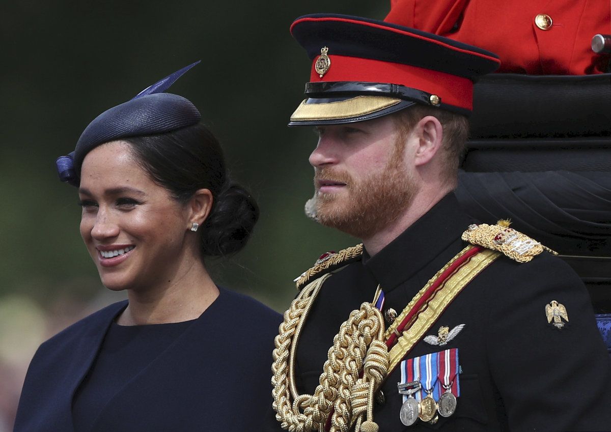 Vévodkyně Meghan a princ Harry na oslavách královny