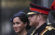 Vévodkyně Meghan a princ Harry na oslavách královny