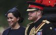 Vévodkyně Meghan a princ Harry na oslavách královny