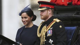 Vévodkyně Meghan a princ Harry na oslavách královny