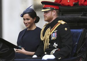 Vévodkyně Meghan a princ Harry na oslavách královny