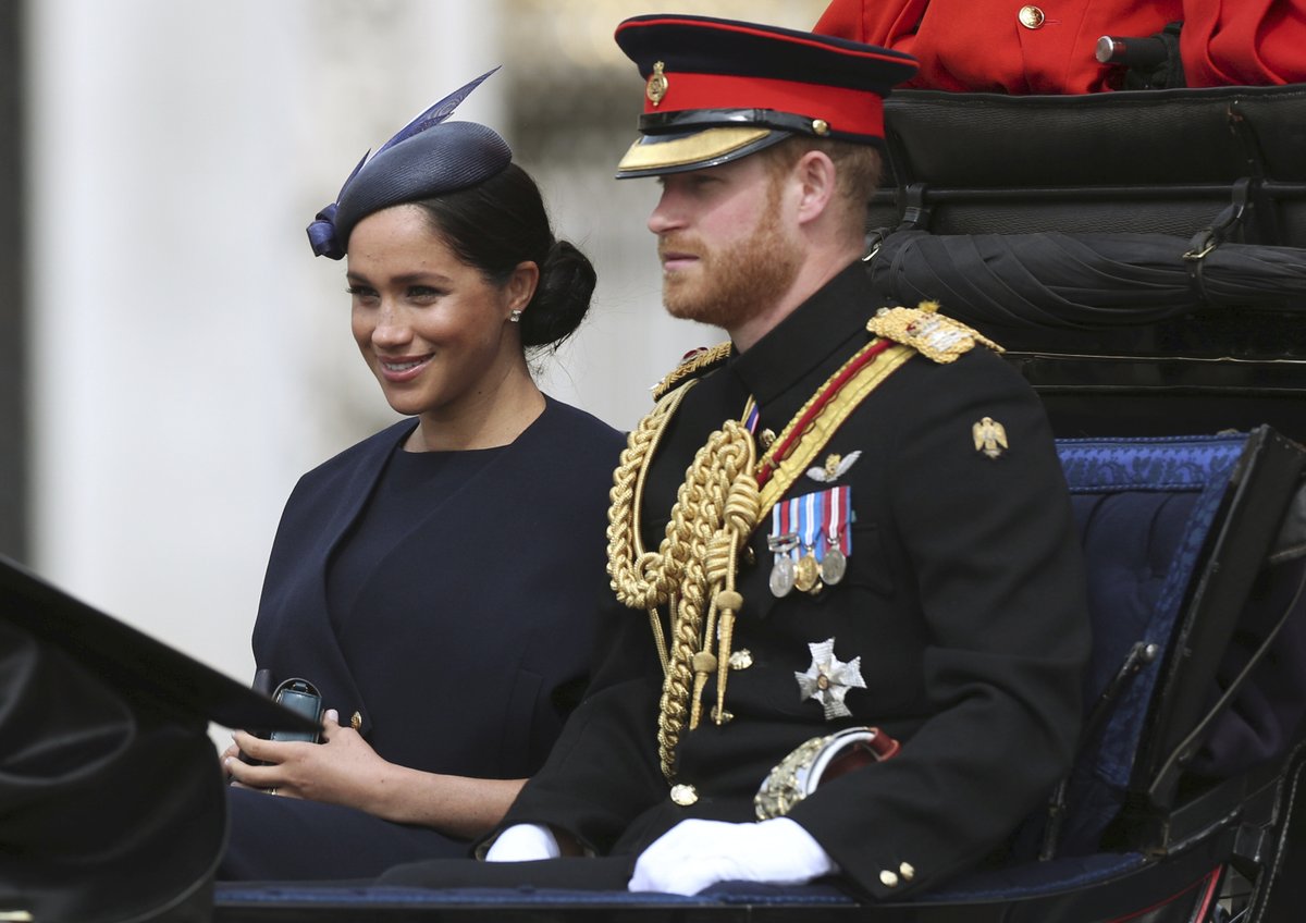 Vévodkyně Meghan a princ Harry na oslavách královny