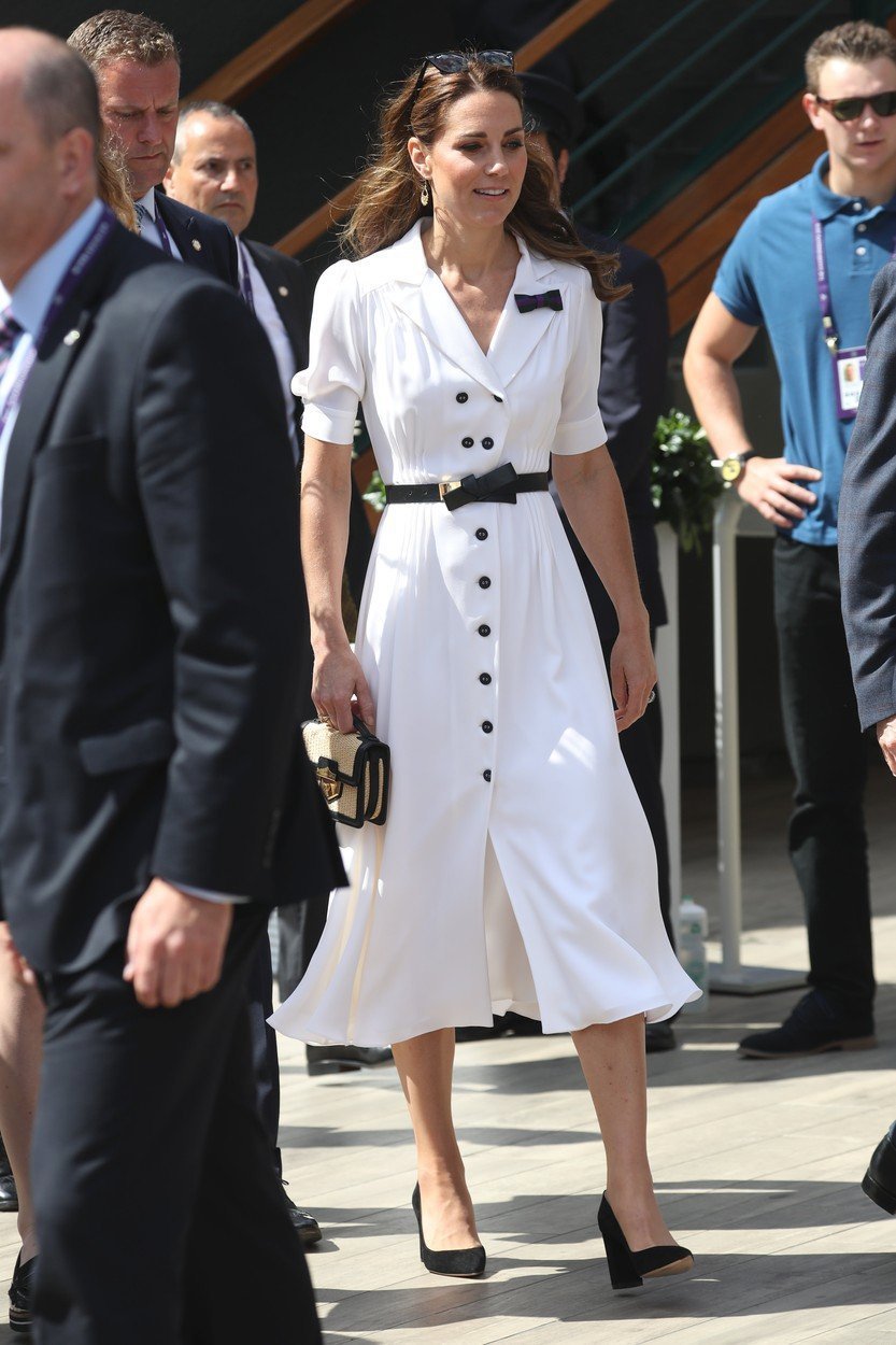 Vévodkyně Kate na Wimbledonu v totožných šatech, jenom s jinými doplňky