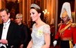 Vévodkyně Kate na diplomatické večeři v šatech Jenny Packham (prosinec 2018)