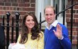 Vévodkyně Kate a princ William opouští porodnici s malou Charlotte (2015)