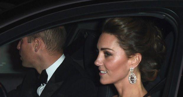Vévodkyně Kate s náušnicemi s diamanty ve tvaru hrušky.